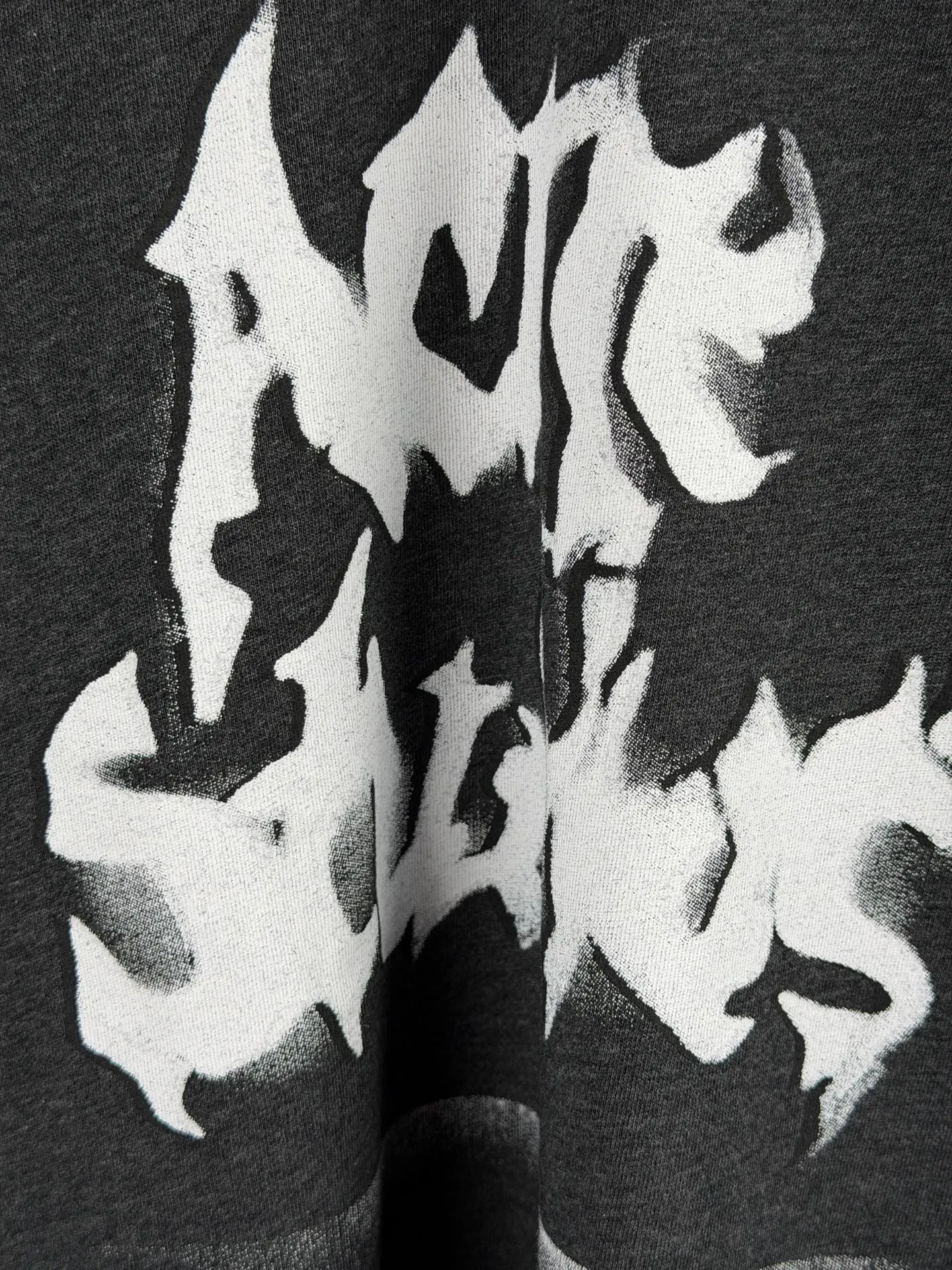 ACNE Studios printed graffiti logo distressed long-sleeved T-shirt. Customized air-oxygen soft matt jersey. Smooth and delicate, comfortable and skin-friendly. Cream White background. Retro luxury hidden in the distressed texture. Relaxed and high-end. The front and back are engraved with flame gothic fonts. Acne Studios' dark subculture edge flows naturally. Hand-carved holes and worn details reproduce the wild texture accumulated over time. The elegant collision of Nordic minimalist style and street rebellious spirit is interpreted to the extreme. Process 1: Adopt glue printing process. The printing is modified three times by the film screen. Use glue liquid paint to print the pattern on the fabric. Bake the fabric to fix the printed pattern. Process 2: Many parts of the body are worn by pure artificial regular positioning and hand brushing marks. Add texture and depth to the surface of the clothing to imitate the texture of natural wear. Process 3: The fabrics are fermented and washed, giving a better hand texture and not easy to deform. Not easy to shrink, not easy to fade, maintain long-term beauty Accessories: Customized 1:1 Acne trademark Version: Loose version Size: S M L XL